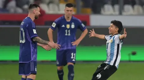 Varios hinchas ingresaron a la cancha para saludar a Messi y hubo un gesto del arquero peruano que indignó