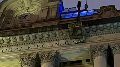 El Gobierno mostró cómo sacó el nombre Centro Cultural Kirchner de la fachada del Palacio Libertad