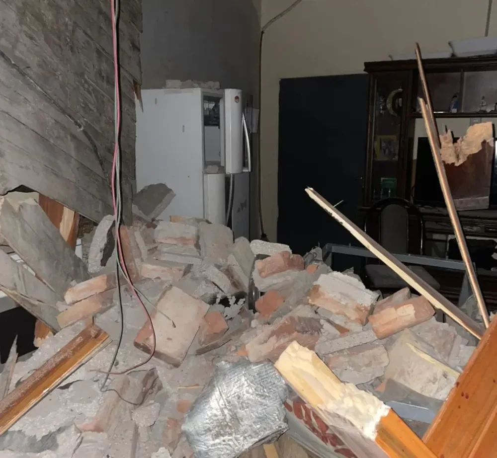 Se les derrumbó el techo y se salvaron de milagro