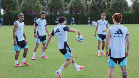 La Selección Argentina entrenó antes del partido con Egipto.