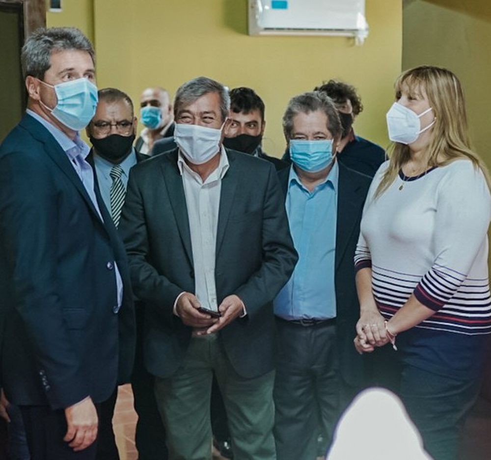 Visita a Calingasta con plata para el hospital y corte de cinta