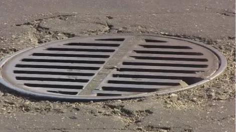 Dos detenidos por robarse las tapas de las alcantarillas y esconderlas en un carro con cartones