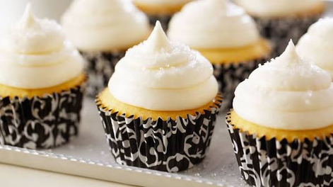 La receta fácil para hacer cupcakes de vainilla bien esponjosos