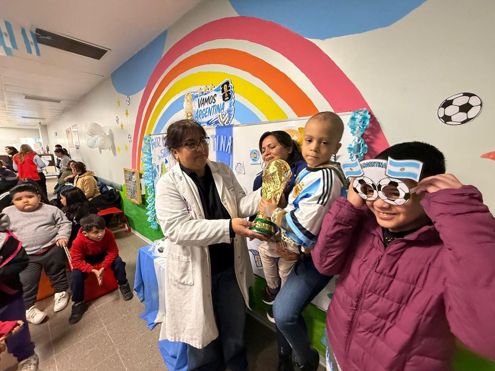 Fundame organizó un banderazo en el Hospital Rawson para los chicos oncológicos.