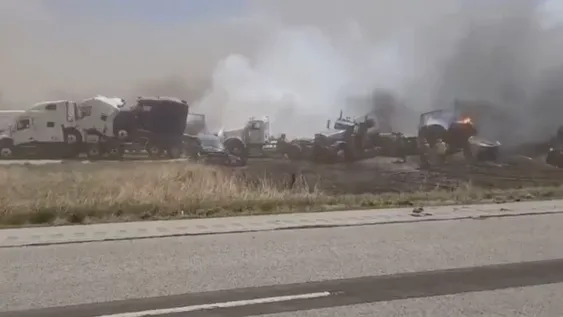 Al menos 6 muertos y más de 30 heridos en un choque múltiple por una tormenta de polvo