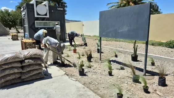 En San Martín intalan carteles informativos sobre los senderos para practicar trekking en la Sierra Pie de Palo.