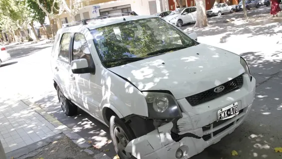 Chocó, fugó, abandonó el auto y hace 10 días que está tirado en el centro