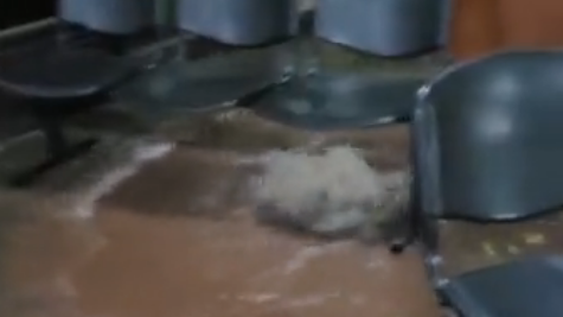En medio de la lluvia se reventó un caño en el interior del Hospital de Angaco