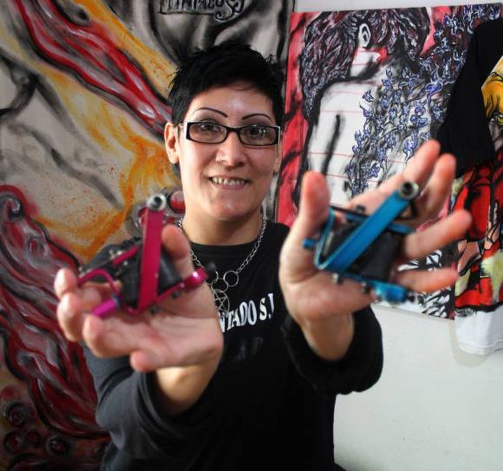 La artista que realiza tatuajes gratis a mujeres con cicatrices de cáncer