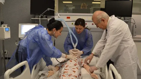 Un centro de simulación enseña a entubar y prueba respiradores