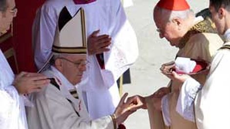 El momento en el que Francisco recibe sus atributos como Papa