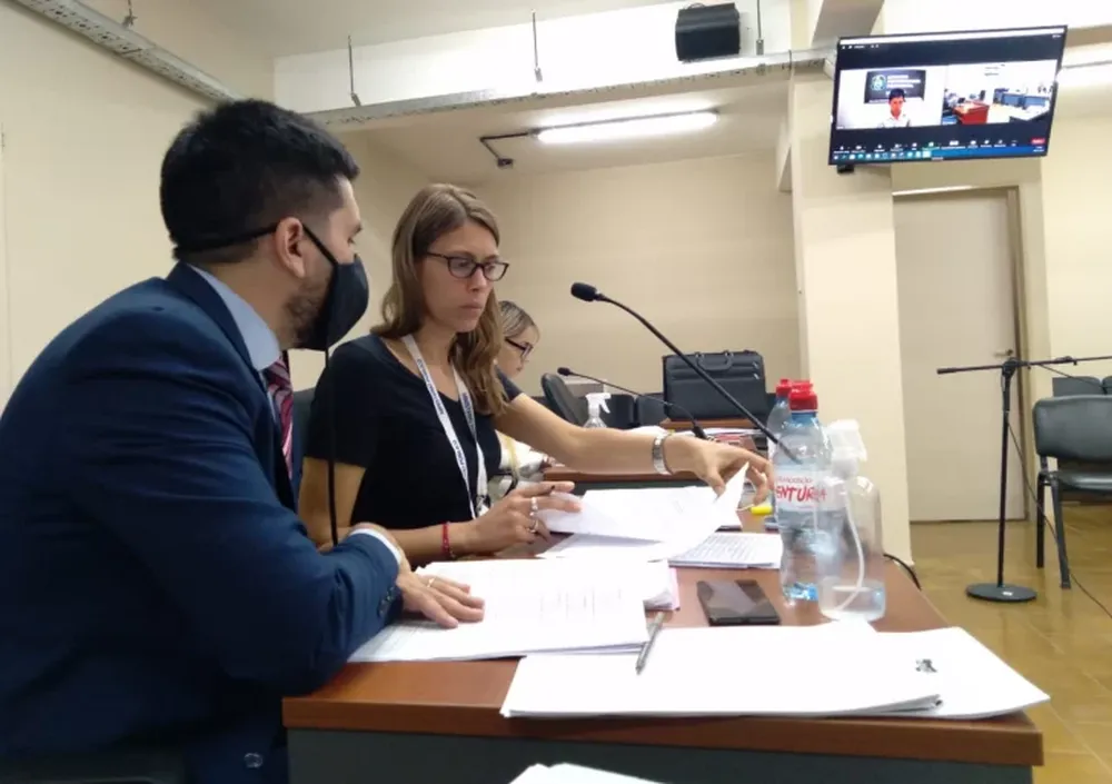 Piden condenarlo a 18 años por abusar de 2 hijastras, la madre de las niñas “lo apoya”