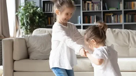 Cuando Un adulto le lee a Un niño pequeño, no está solo contando una historia sino que está estimulando el desarrollo del lenguaje para que sea rico y expresivo. Cada palabra pronunciada, cada pausa y entonación, se convierte en una oportunidad para ampliar el vocabulario, estimular el pensamiento, la imaginación y fortalecer la comprensión.