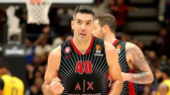 Luego de regresar y entrenarse, a Scola le ofrecieron un año más