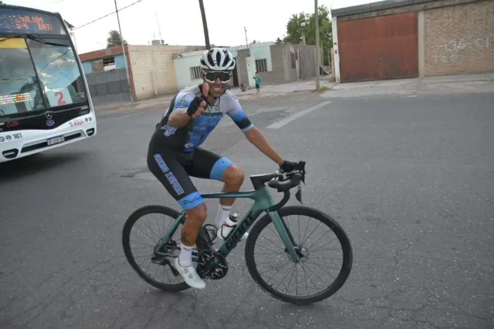 Laureano Rosas protagonizó un sprint infartante y cantó victoria en la Doble Media Agua
