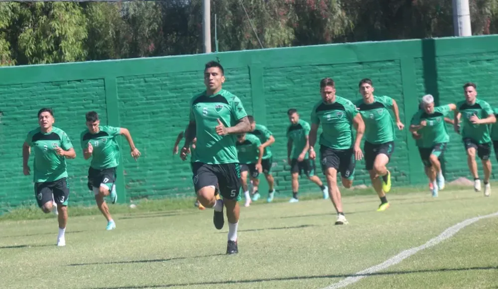 EL CAPITÁN AL FRENTE. Nico Pelaitay encabeza a los que corren en la primera práctica de pretemporada.