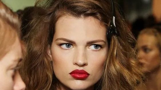 Cómo y cuánto cepillarte el cabello para que luzca brillante y genial