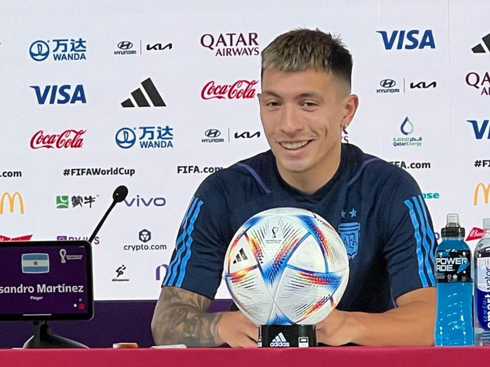 Lisandro Martínez: “Lewandowski está todo el tiempo en situación de gol, hay que estar concentrado”