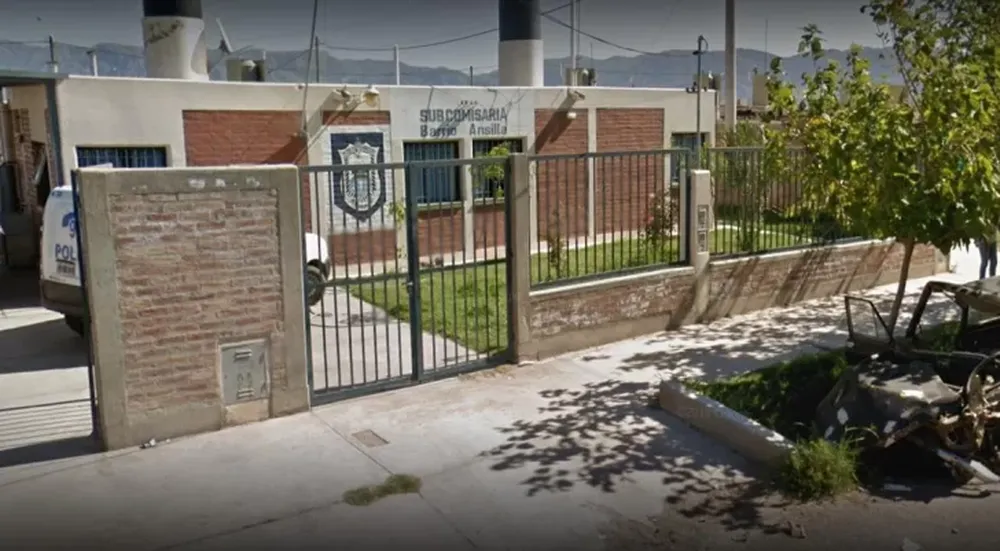 Aprovecharon que una mujer se fue de viaje, rompieron una puerta y robaron un TV y dinero