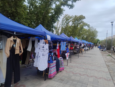 comerciantes sanjuaninos apuntan contra los feriantes de la plaza laprida: todo gratis, viva la pepa