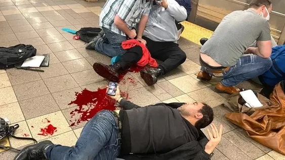 Balacera y pánico en el subte de Nueva York