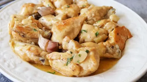 Receta de pollo al ajillo: plato rico, rápido y fácil.
