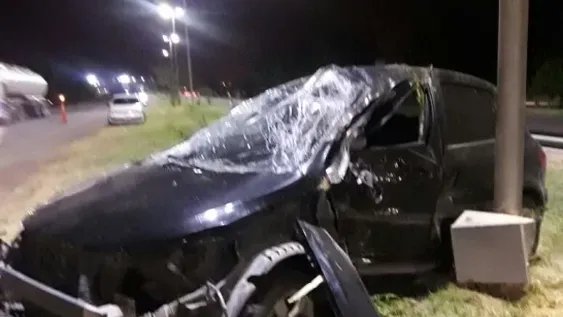 Perdió el control, se despistó y chocó contra un poste de luz