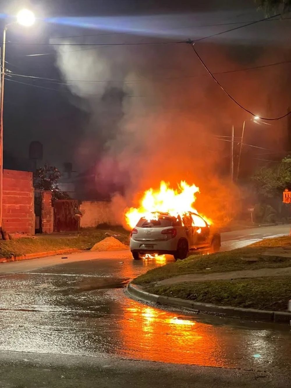 Encontraron dos cuerpos calcinados en una camioneta
