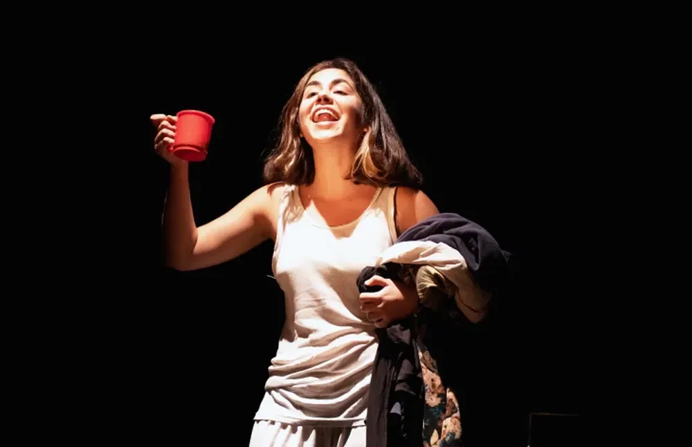 JUEVES 19.  Sobre “mi humo al sol”. Autoría: Manuel García Migani (Mendoza). Intérpretes: Andrea Gentili, Gema Vera, GuadaHerrera y Romina Pereyra.