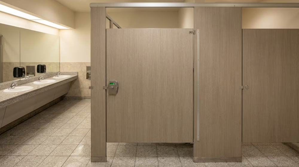 Esta decisión va más allá de lo estético: sirve para mejorar la higiene y la seguridad en los baños públicos. (Foto: Imagen ilustrativa generada con IA)