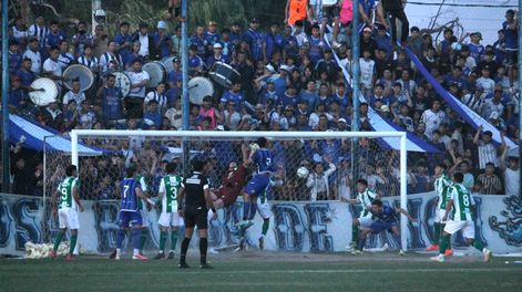 Empate. Donoso ya cabeceó y Boiero no llega. Unión lo empataba pero se cortó la luz y se suspendió el clásico en el Regional Amateur.