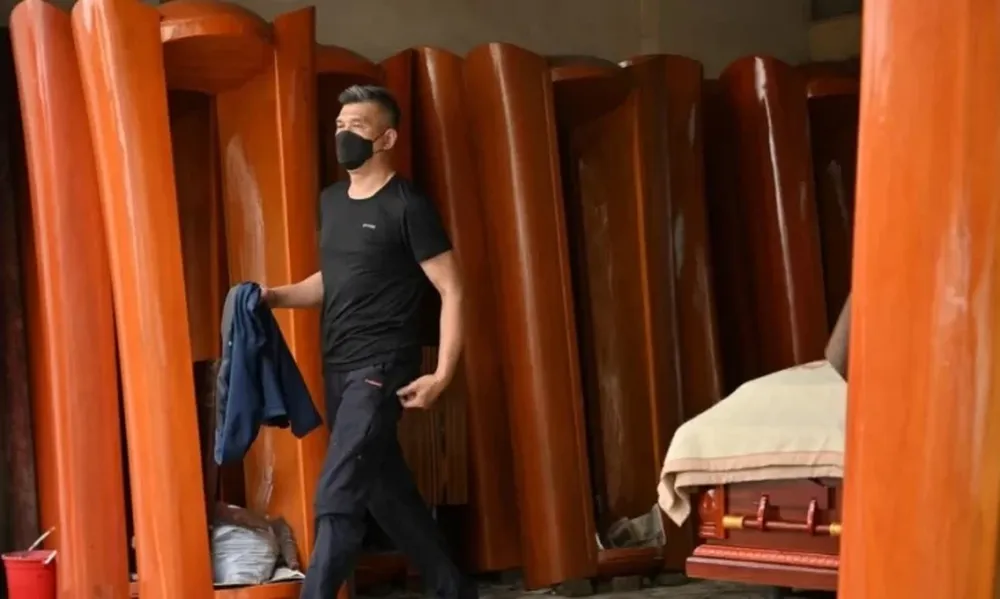 Hong Kong enfrenta morgues desbordadas y falta de ataúdes por una nueva ola de covid