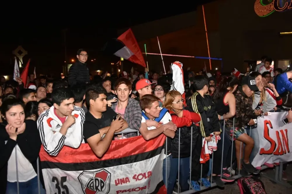 Los hinchas del “Millo” le dieron una cálida bienvenida al plantel