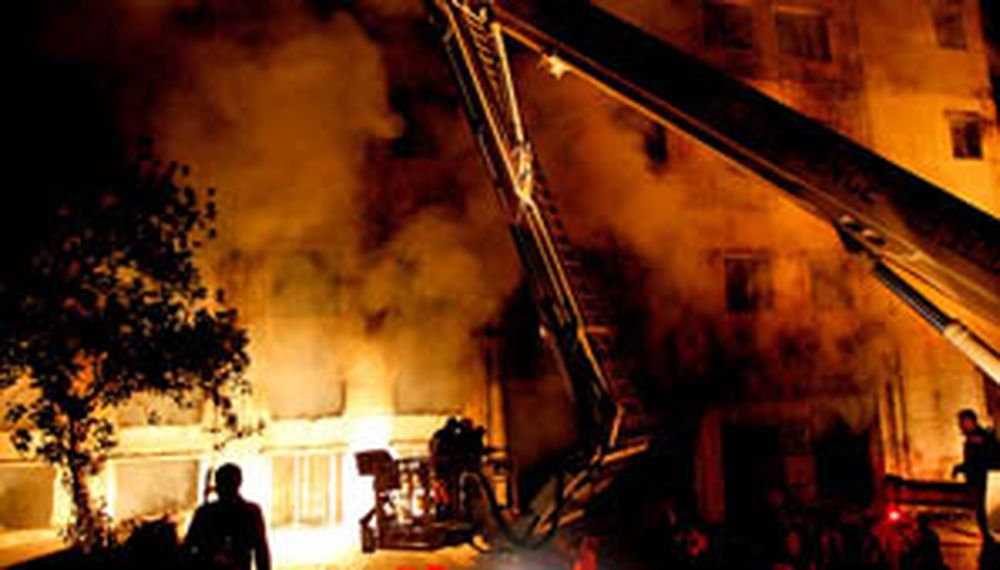 Unos 120 muertos en incendio en Bangladesh