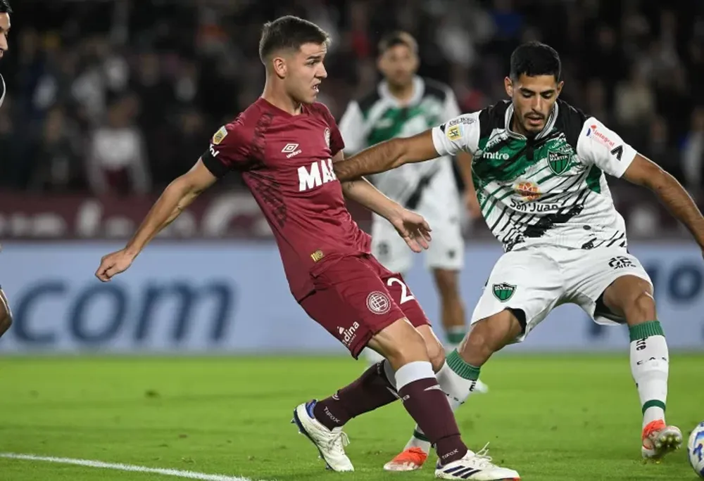 Presión. Jaurena intenta frenar la salida de Marcich en el primer tiempo. San Martín era más pero no lo tradujo en la red y eso le terminó pasando factura, cayendo en Lanús.