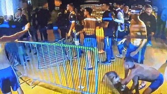 Los videos de los incidentes con los jugadores de Boca: golpes, corridas y gases lacrimógenos