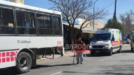 Fuerte choque entre un colectivo y un camión en pleno centro de Albardón terminó sin heridos