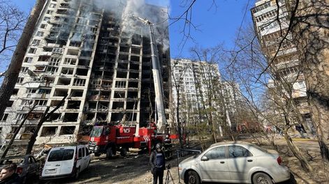 En medio de los bombardeos imponen toque de queda en Kiev