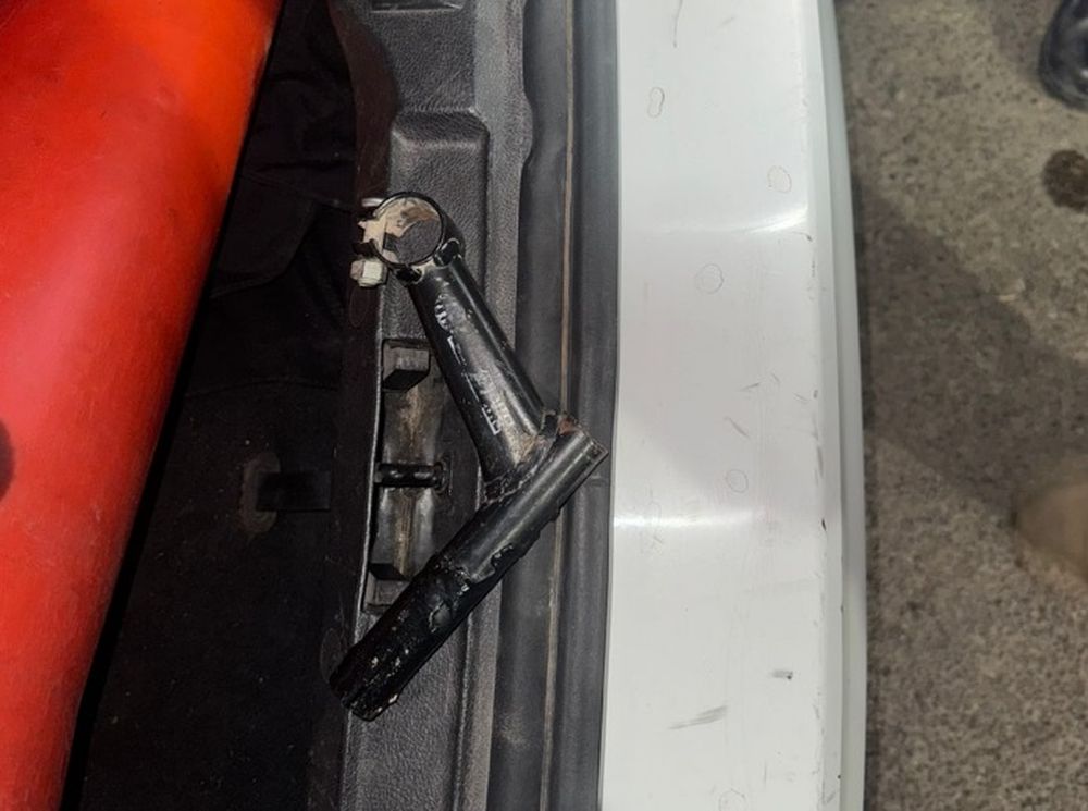 Detuvieron a dos sujetos que intentaron robar con una tumbera a dos jóvenes y agredieron a un policía