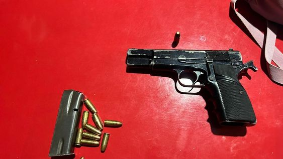 El arma y las municiones secuestradas por la Policía.&nbsp;