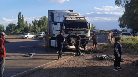 Un violento choque ocurrió en la Ruta 40 y calle Aranda en Sarmiento. (Foto Gentileza Radio San Blas)