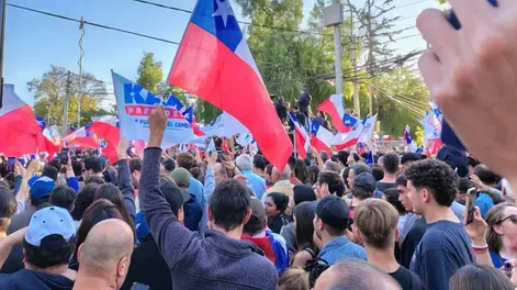 Hubo festejos en las calles de Santiago tras el triunfo de Kast.