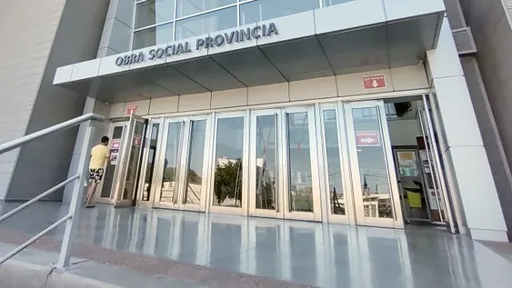 Por su padre preso, una nena perdió la obra social, pero la Justicia se la restituyó