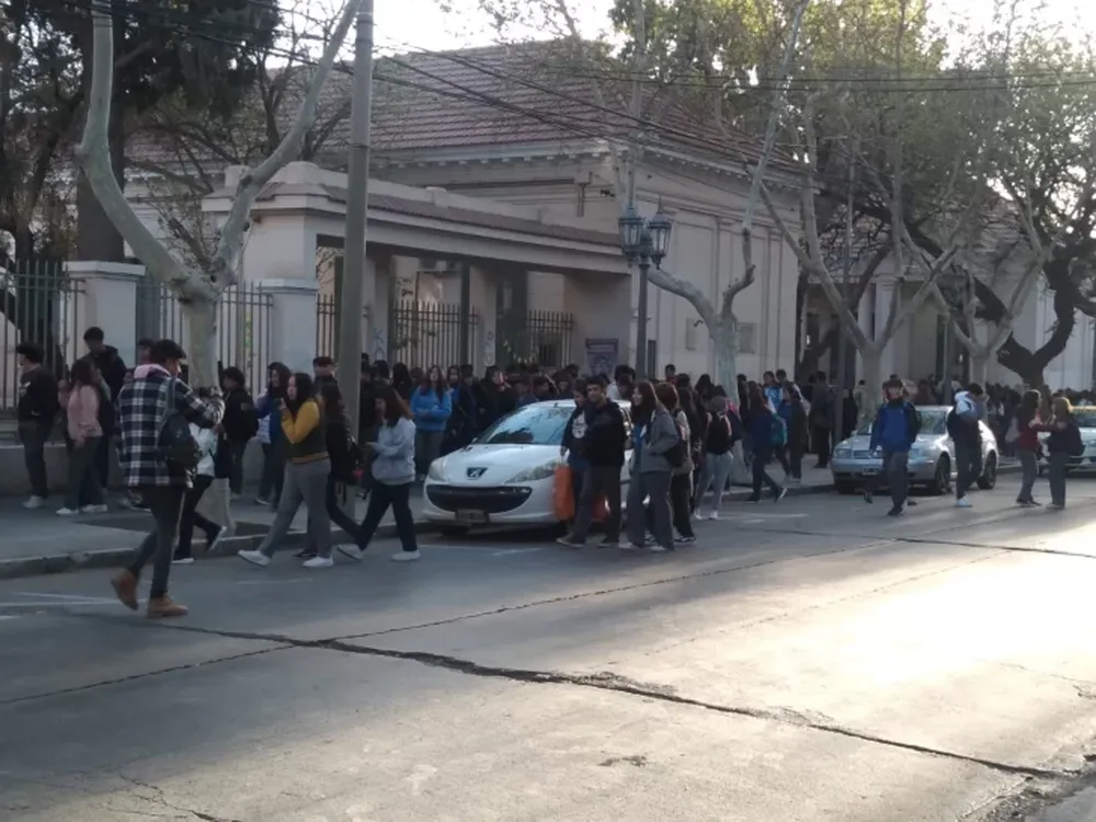 Revuelo por fuga de gas en el Colegio Nacional: aseguran que vandalizaron una pantalla