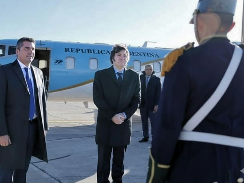&nbsp;Javier Milei llegó a París para participar de la Argentina Week junto a funcionarios, empresarios y mandatarios provinciales, entre ellos Marcelo Orrego.