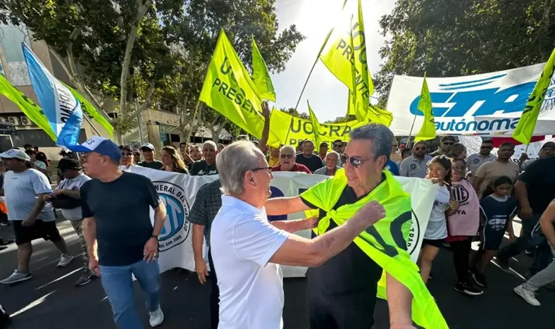 La unidad sindical entre Cabello y Pepe Villa. Foto: Daniel Arias.-