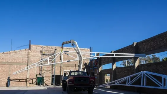 En 25 de Mayo ya comenzaron a techar el SUM del Complejo Balneario Municipal.