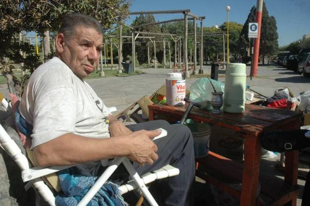 Discutió con su casera y se fue a vivir a la plaza