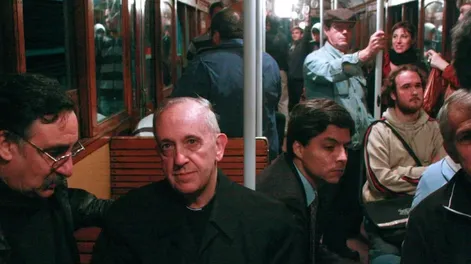La historia detrás de la foto de Bergoglio en la Línea A del subte