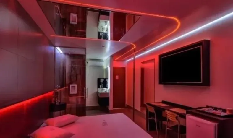 Las delirantes campañas de marketing de un “telo”: “A tomar….”